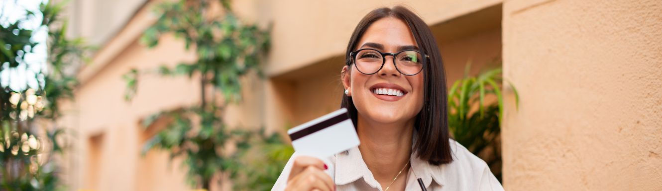 young woman paying for her coffee with credit card